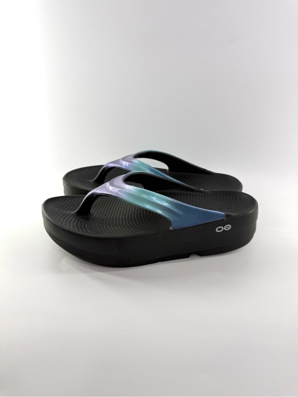 OOFOS OOmega OOlala Luxe Thong Platform Sandals Ombré Metallic 7